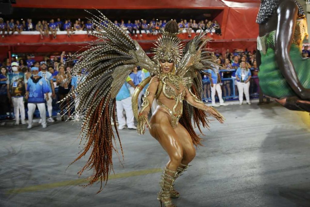 Andrea de Andrade brilha em desfile da Vila Isabel