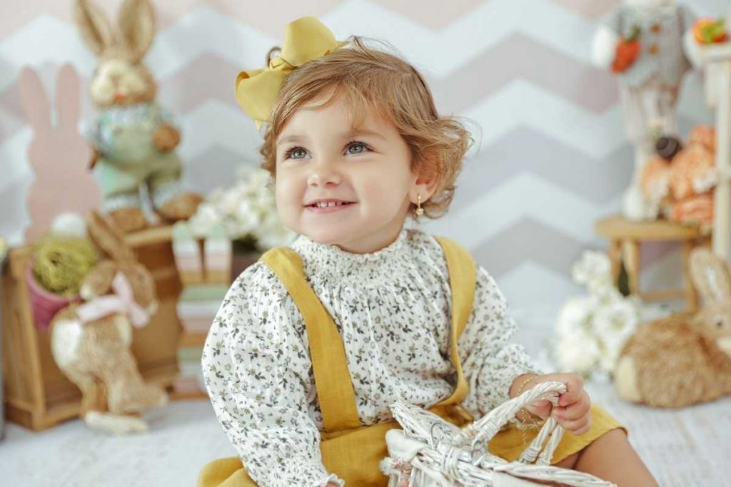 angelina, filha de zé neto e natália toscano, posando em ensaio de páscoa