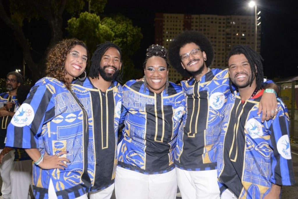 Anielle Franco com João Luiz Pedrosa emais colegas no desfile da Beija-Flor, no Rio de Janeiro