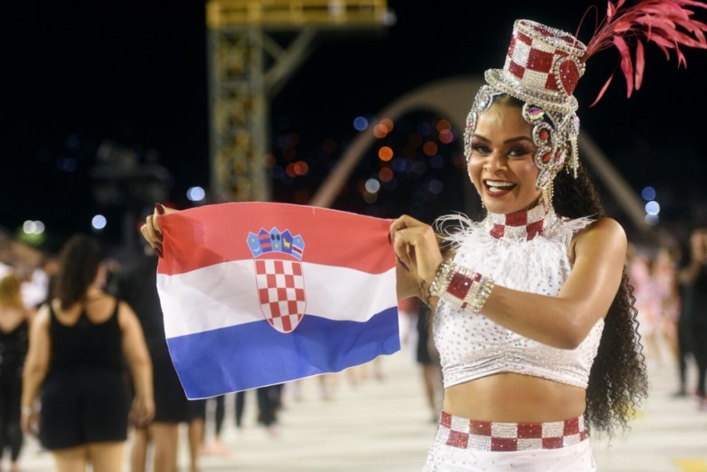 Anny Alves com a bandeira da Croácia na Sapucaí