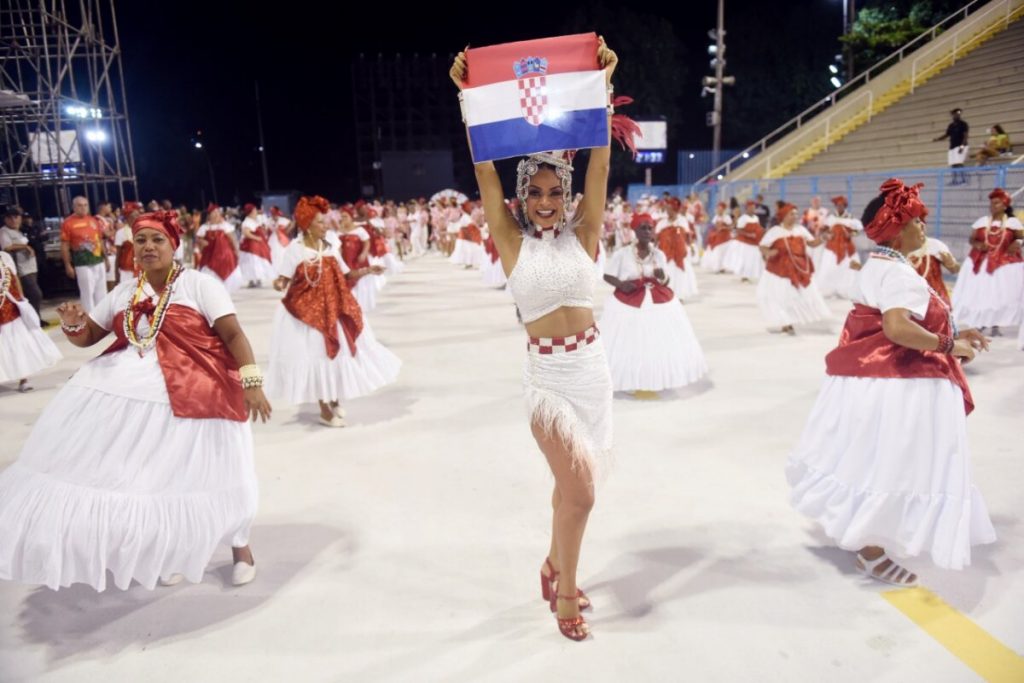 Anny Alves com a bandeira da Croácia na Sapucaí