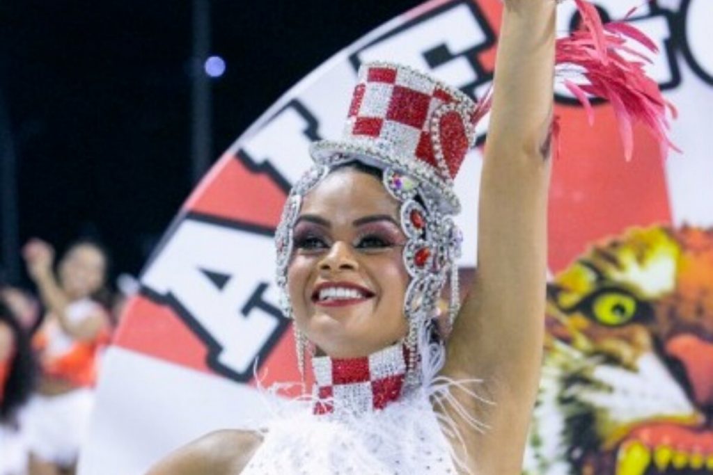 Anny Alves com a bandeira da Croácia na Sapucaí