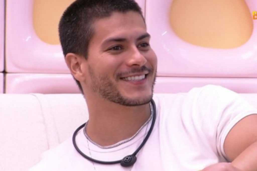 arthur aguiar sorridente na área externa do bbb22