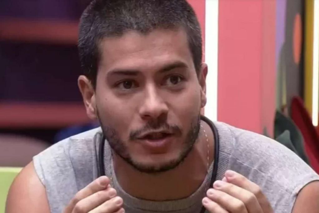 Arthur Aguiar questiona discurso de Tadeu Schmidt