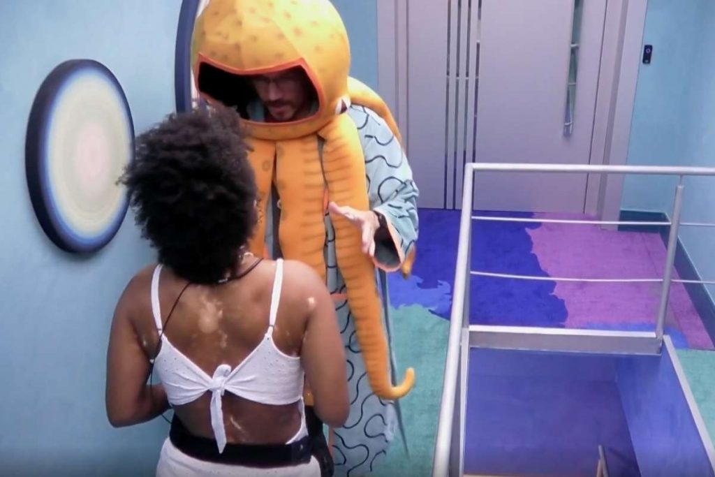 Eliezer bateu a porta do quarto do líder na cara de Natália. O designer se revoltou e parou de falar com a ficante.