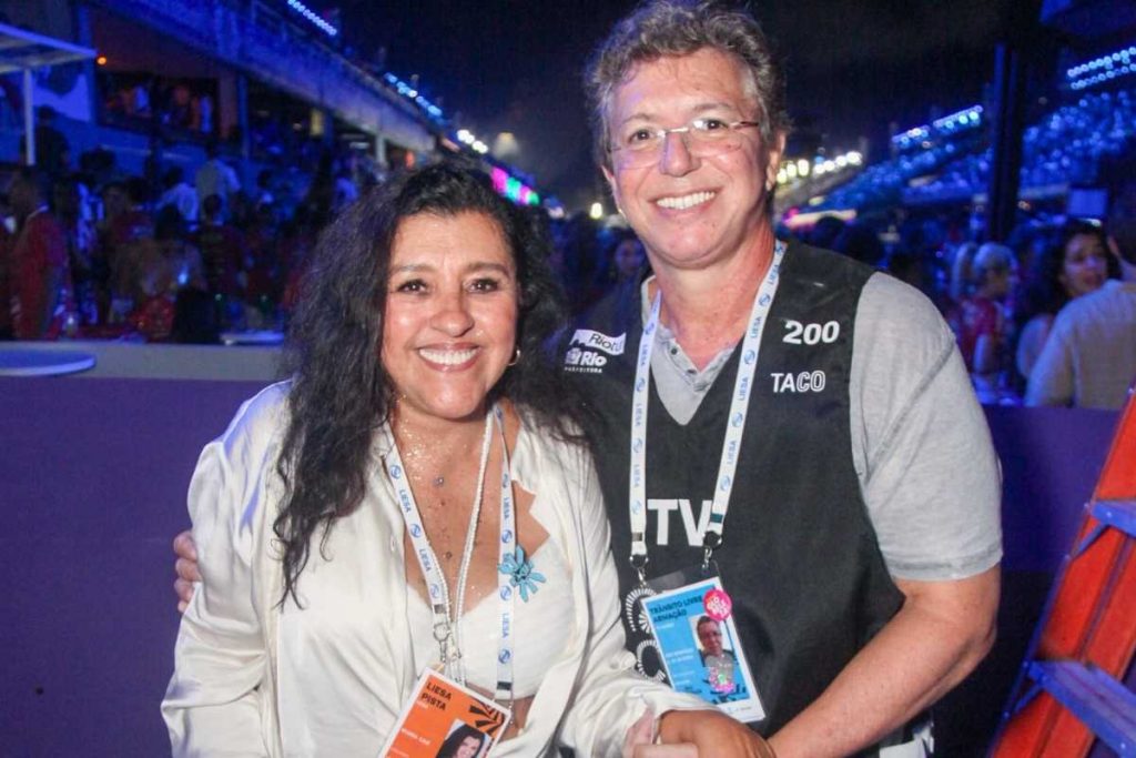 boninho e regina casé curtindo carnaval na marquês de sapucaí