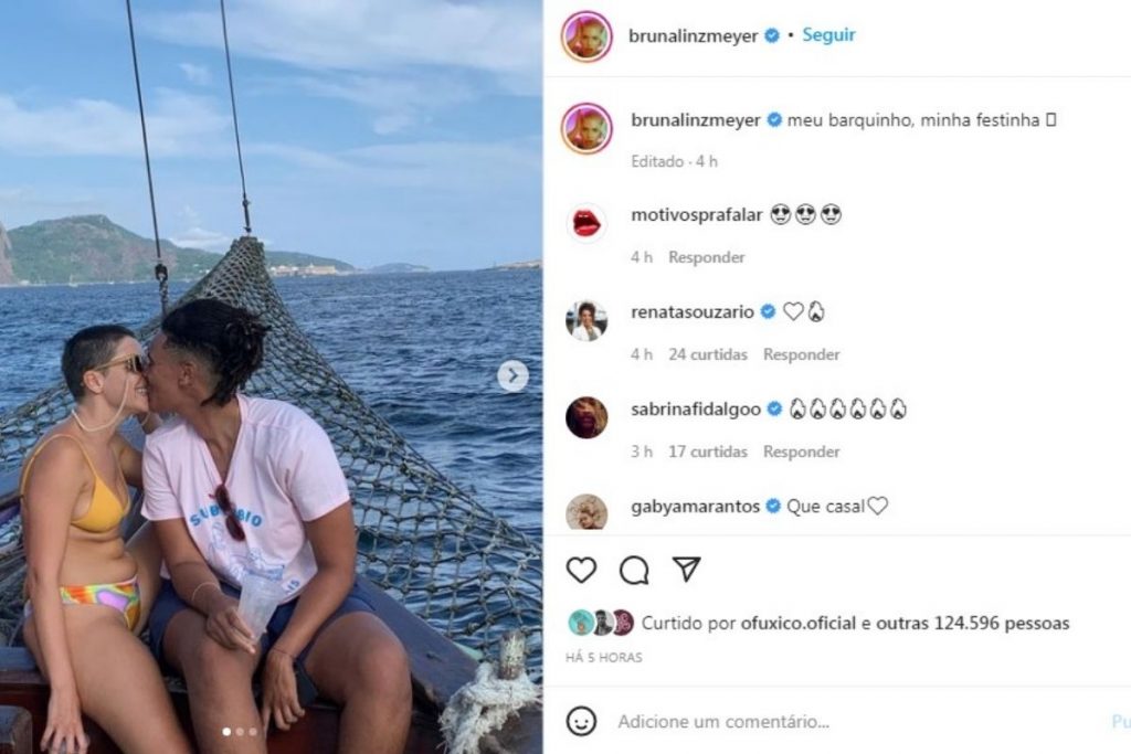 Bruna Linzmeyer curte passeio de barco com a namorada