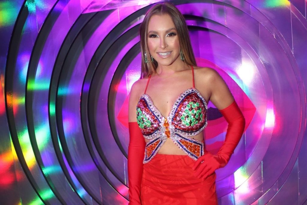 Carla Diaz arrasou no look para a ocasião
