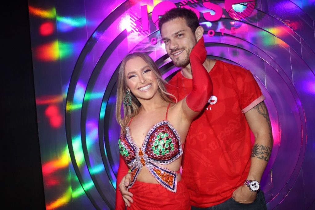 Carla Diaz trocou muitos carinhos com o namorado Felipe Becari