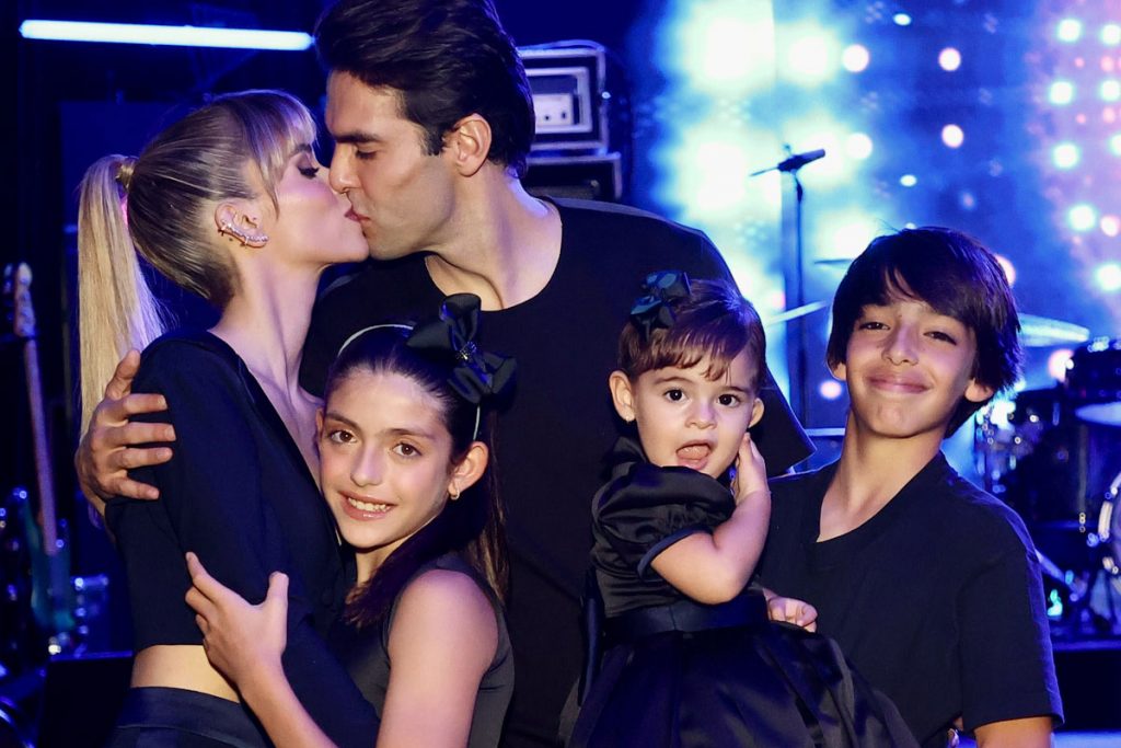 Kaká com a esposa e os filhos