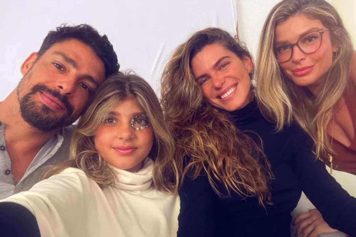 Cauã Reymond e Grazi Massafera posaram para uma foto juntos com a filha, Sofia, e Mariana Goldfarb.