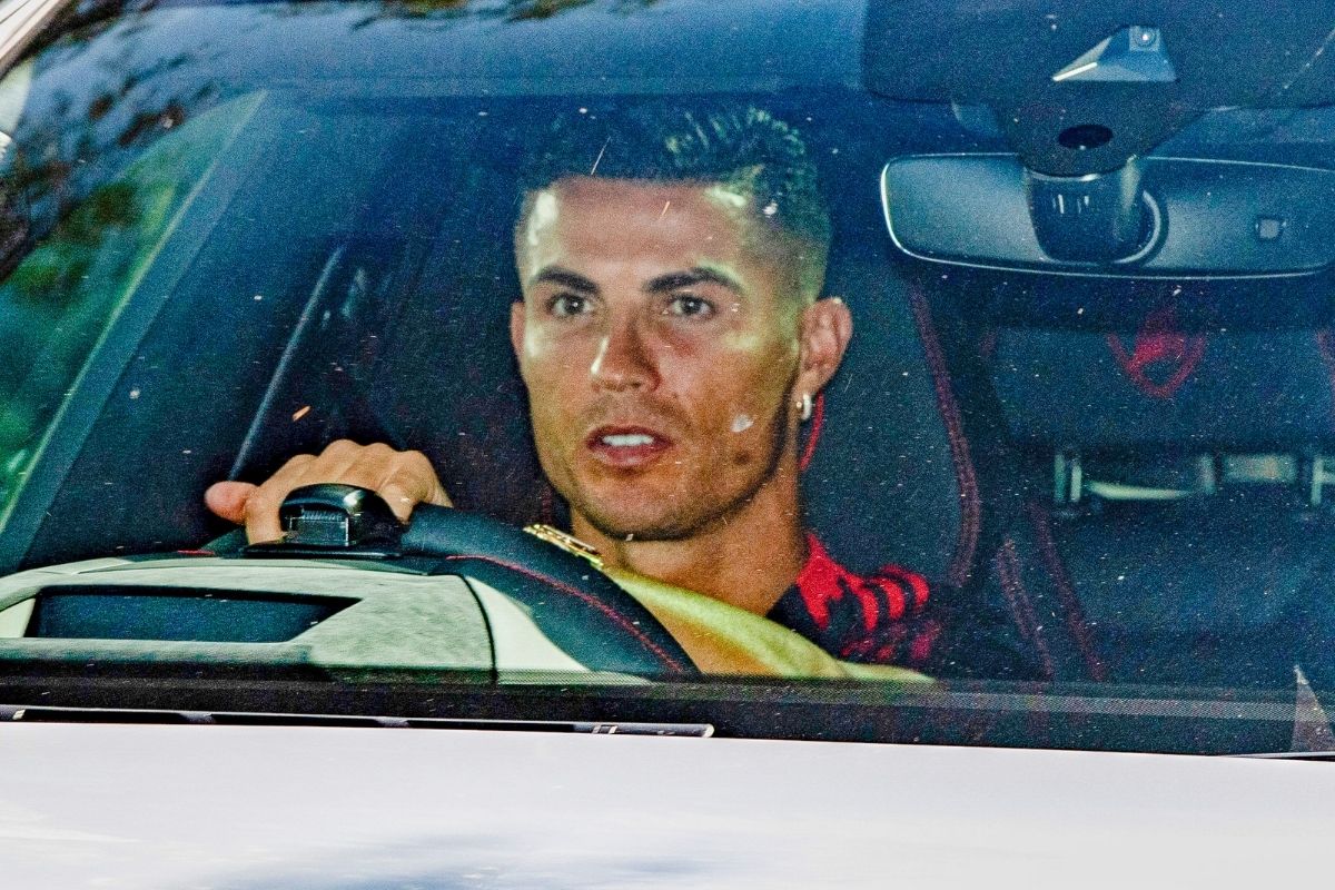 Cristiano Ronaldo dirigindo carro