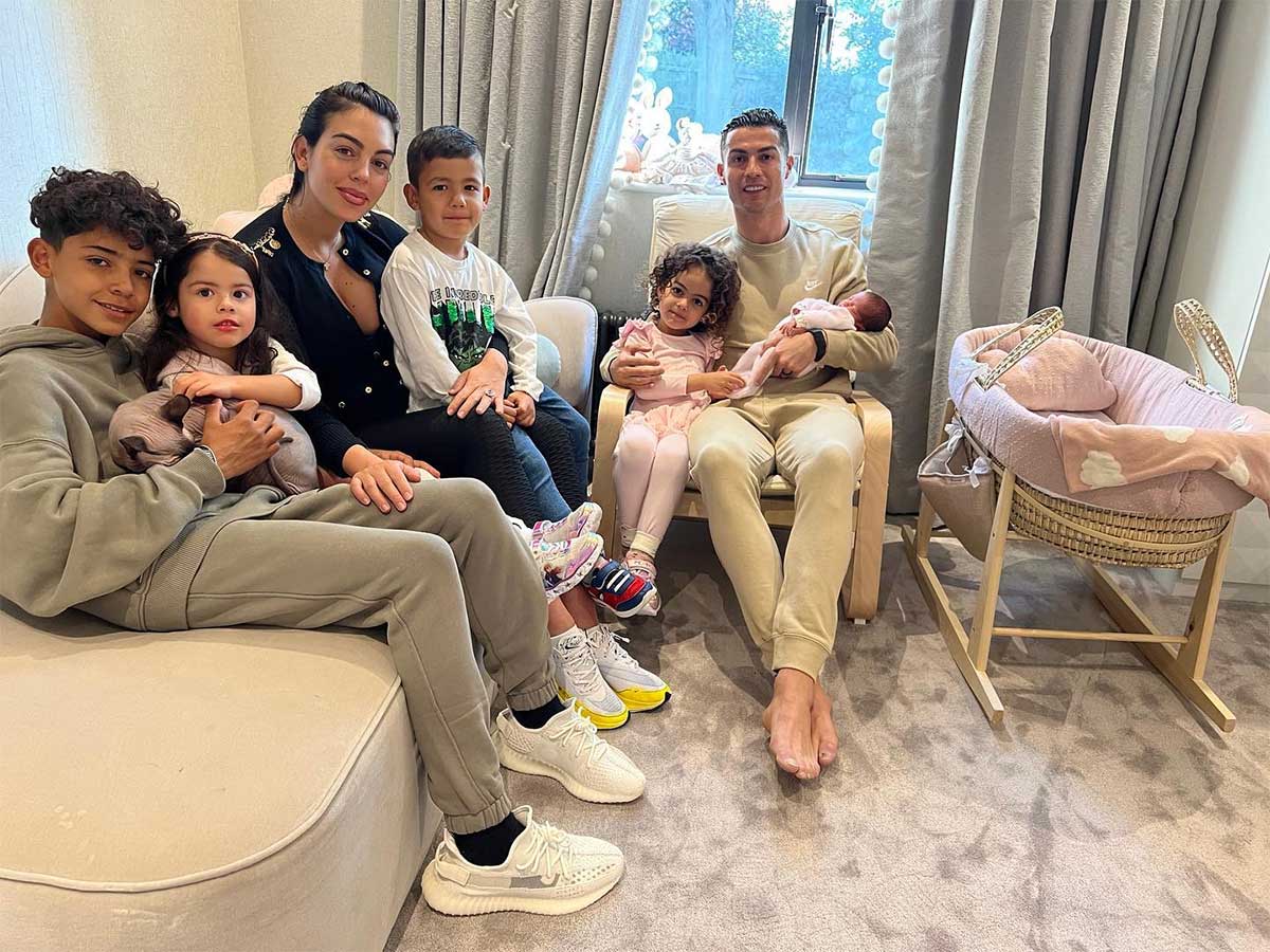 Cristiano Ronaldo com família, após alta de Georgina e filha da maternidade