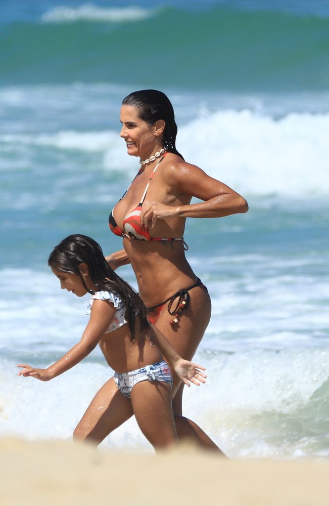 Deborah Secco curte dia de praia com a filha no Rio de Janeiro