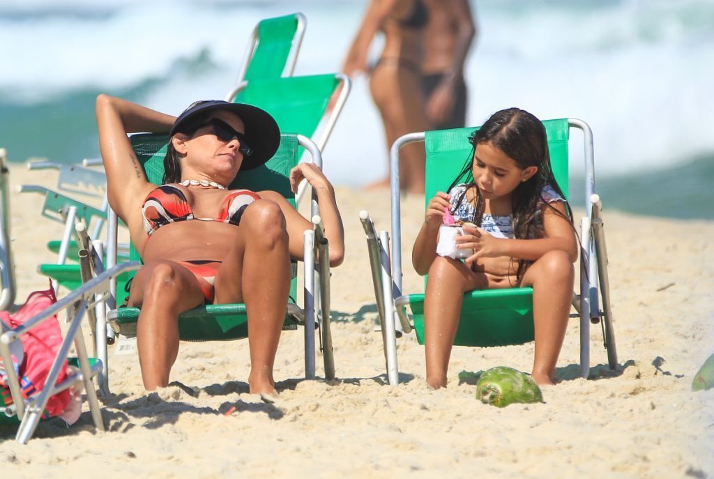 Deborah Secco curte dia de praia com a filha no Rio de Janeiro