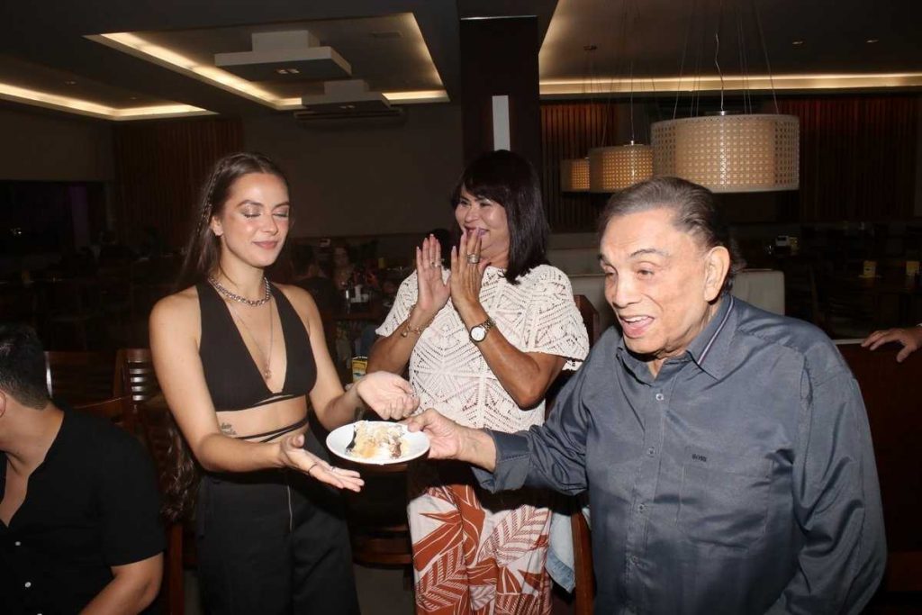 dedé santana dando primeiro pedaço de bolo de festa de aniversário para filha yasmin santana