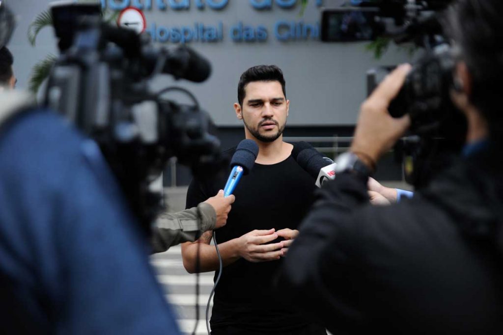 Diego Mussi em entrevista coletiva, em frente ao Hospital das Clínicas, SP