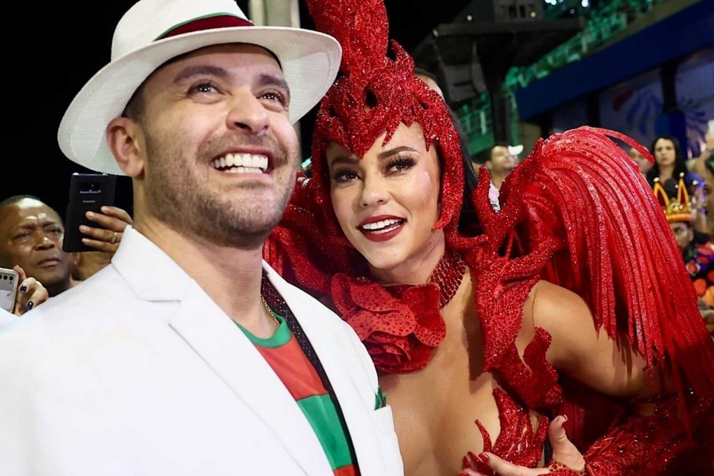 diogo nogueira e paolla oliveira desfilando pela grande rio