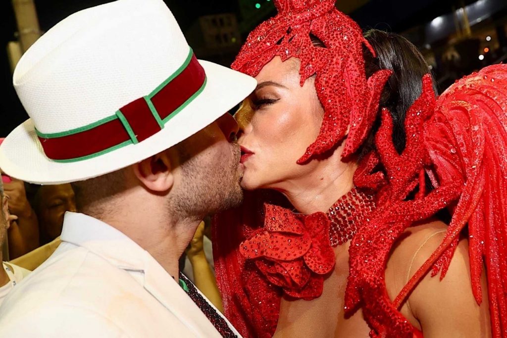 diogo nogueira e paolla oliveira se beijando em desfile da grande rio