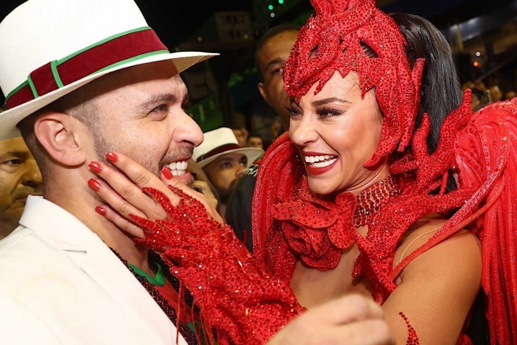 diogo nogueira e paolla oliveira desfilando pela grande rio