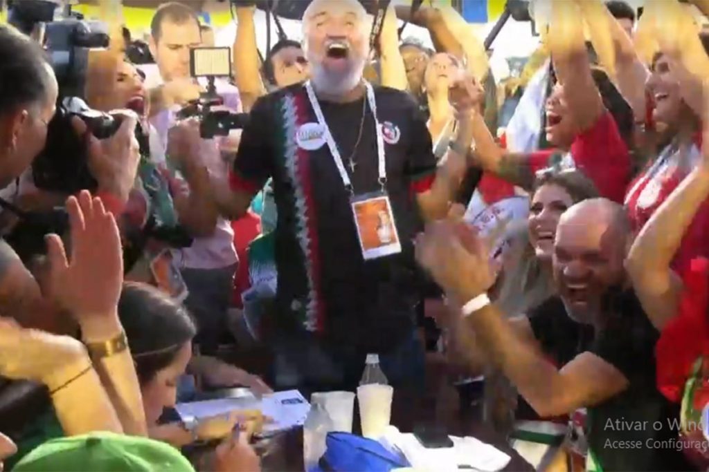 Diretoria da Grande Rio comemorando vitória da escola