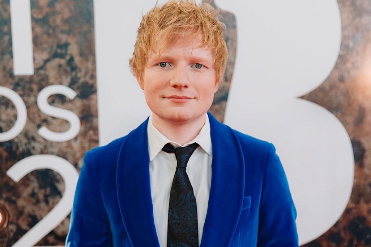 Ed Sheeran posando para foto