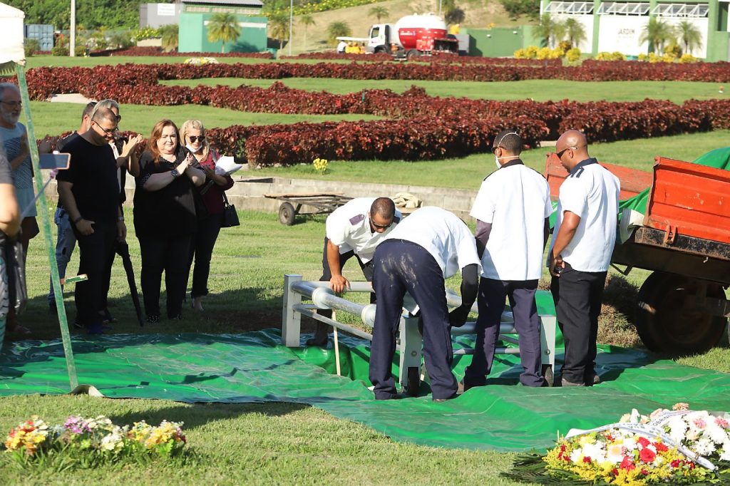 Familiares e amigos se despedem da atriz Suzana Faini