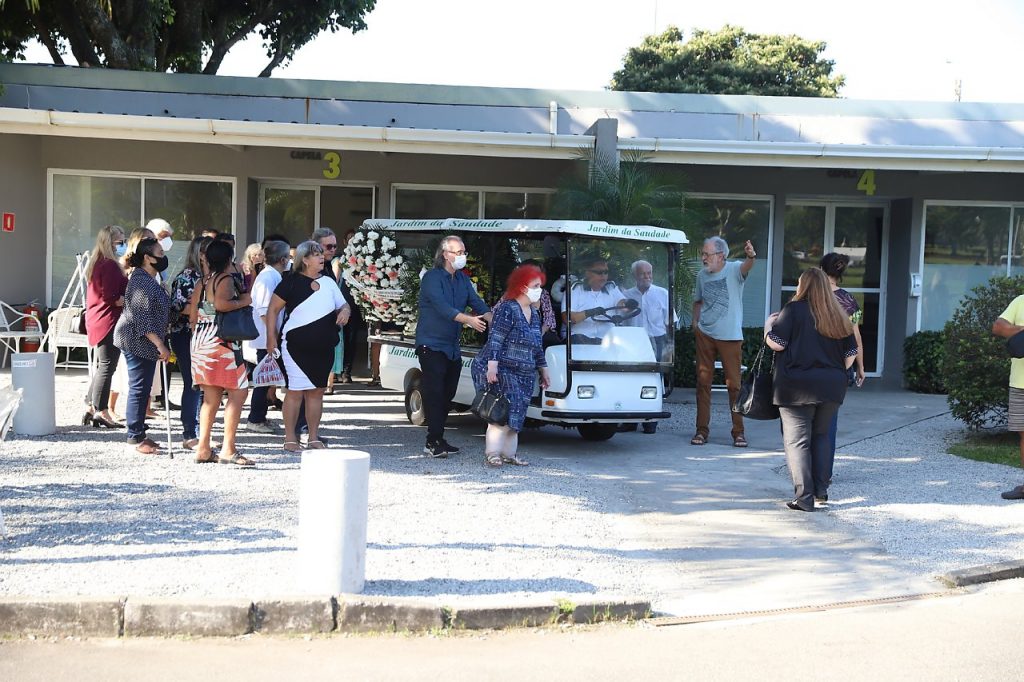 Familiares e amigos se despedem da atriz Suzana Faini