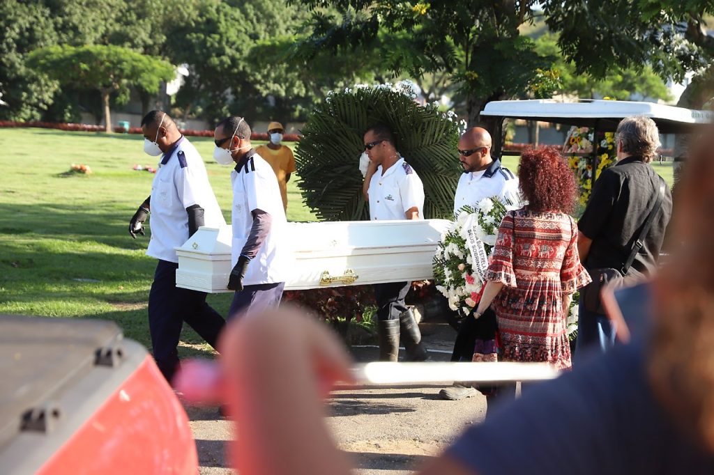 Familiares e amigos se despedem da atriz Suzana Faini