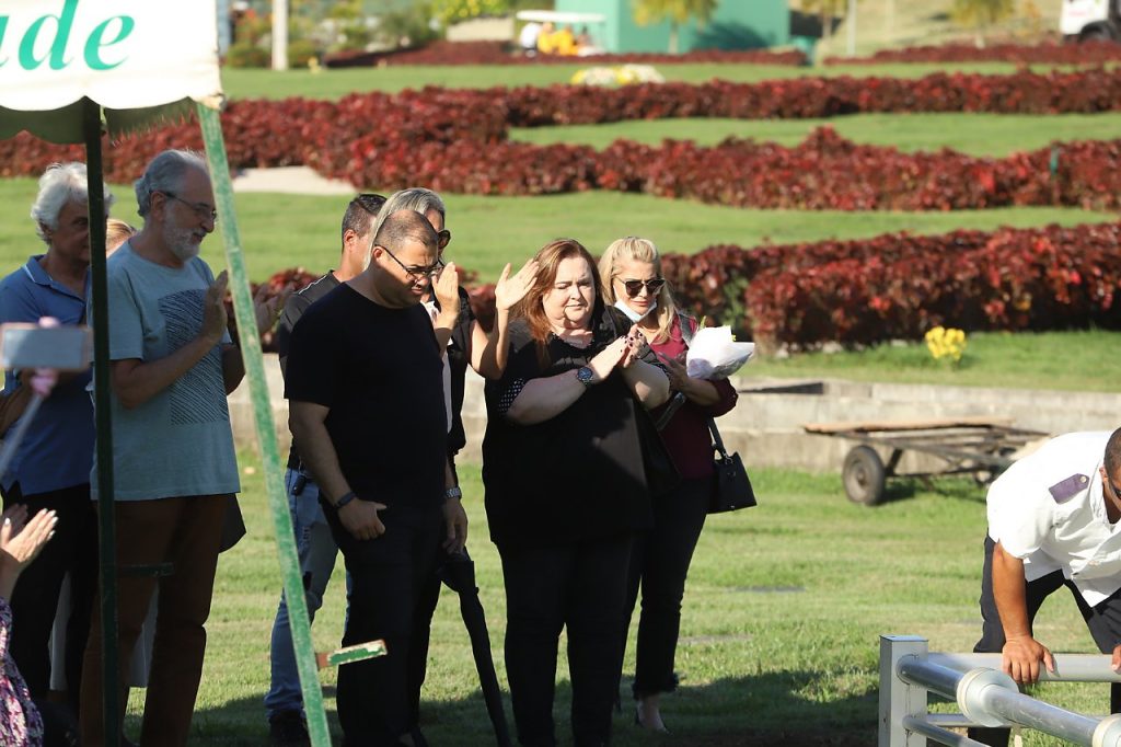 Familiares e amigos se despedem da atriz Suzana Faini