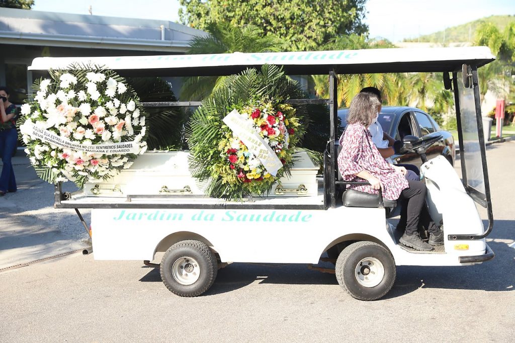Familiares e amigos se despedem da atriz Suzana Faini