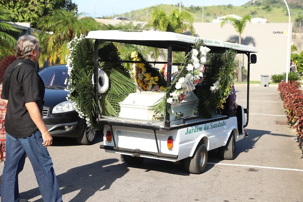 Familiares e amigos se despedem da atriz Suzana Faini