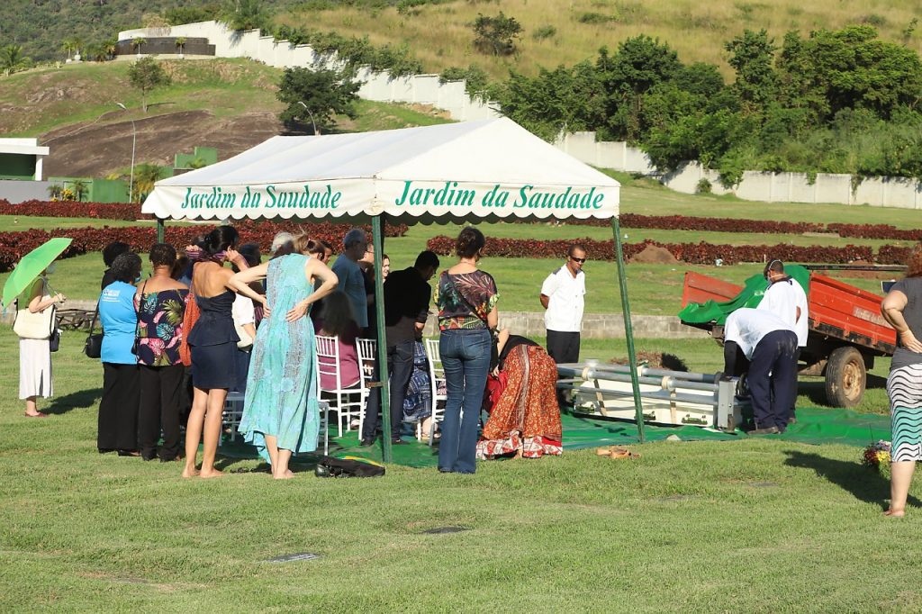 Familiares e amigos se despedem da atriz Suzana Faini