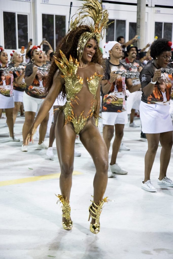 Erika Januza no ensaio da Viradouro na Sapucaí, de look dourado