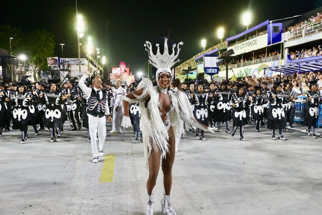 Erika Januza durante desfile da Viradouro