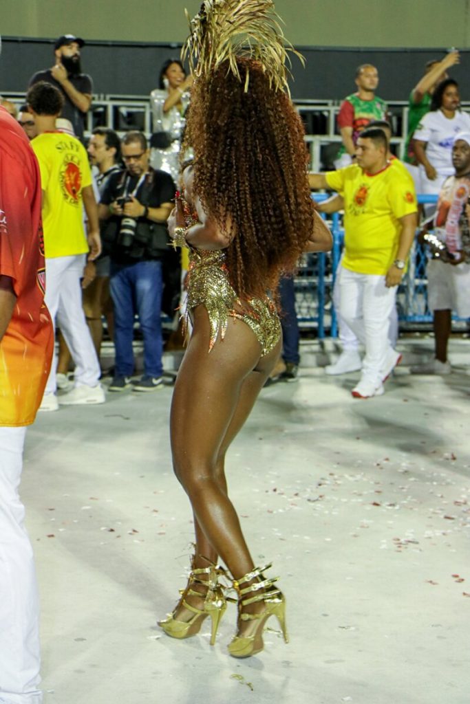 Erika Januza no ensaio da Viradouro na Sapucaí, de look dourado