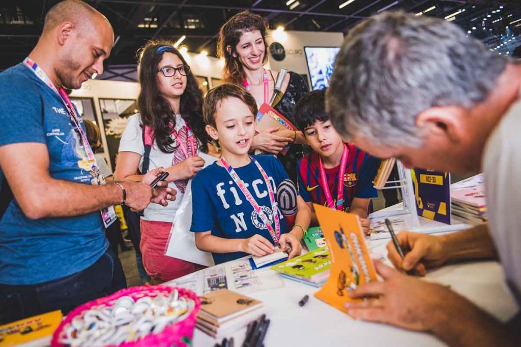 família visitando o artists alley da ccxp19