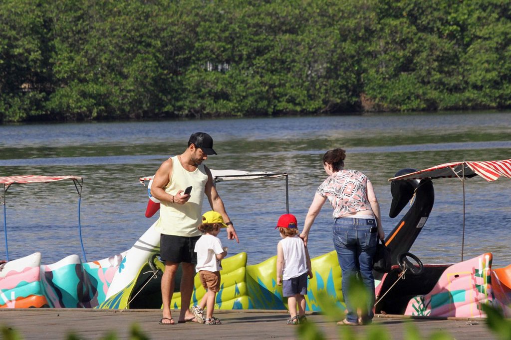 Romeu e Gael, filhos de Paulo Gustavo, curtiram passeio na Lagoa Rodrigo de Freitas