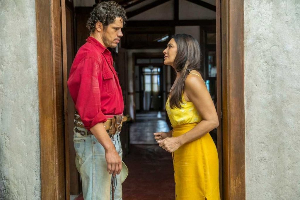 Filó (Dira Paes) alertando Tadeu (José Loreto) sobre sentimentos dele por Guta (Julia Dalavia)