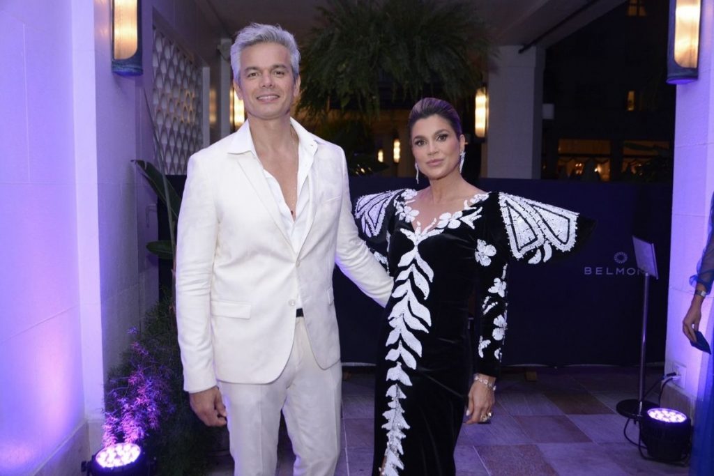 Flávia Alessandra e Otaviano Costa posando para foto em Baile da Vogue