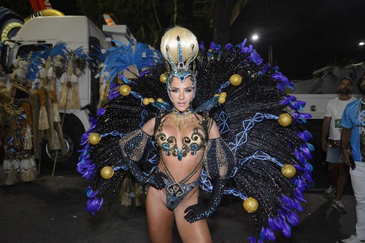 Carnaval 2022: Gabi Martins impressiona com fantasia ostentação