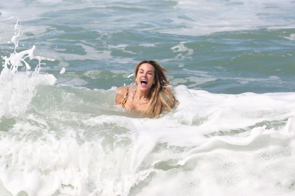 Gabi Martins em praia do Rio de Janeiro