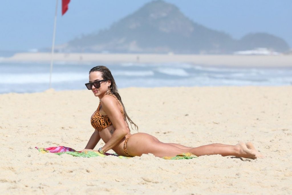 Gabi Martins em praia do Rio de Janeiro