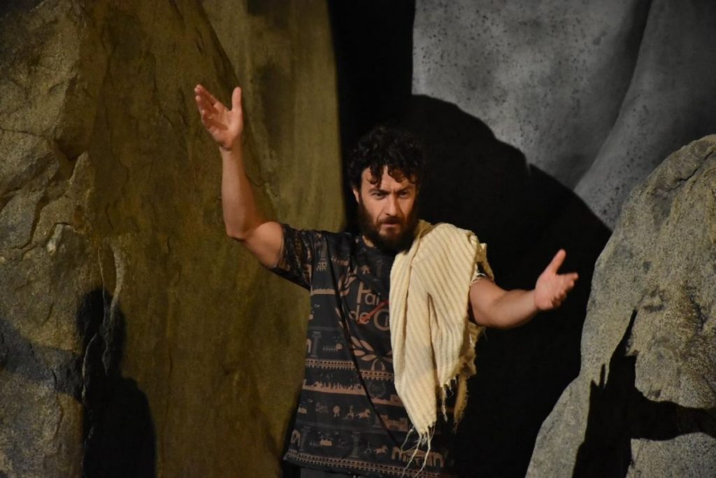 Gabriel Braga Nunes ensaia para a peça Paixão de Cristo