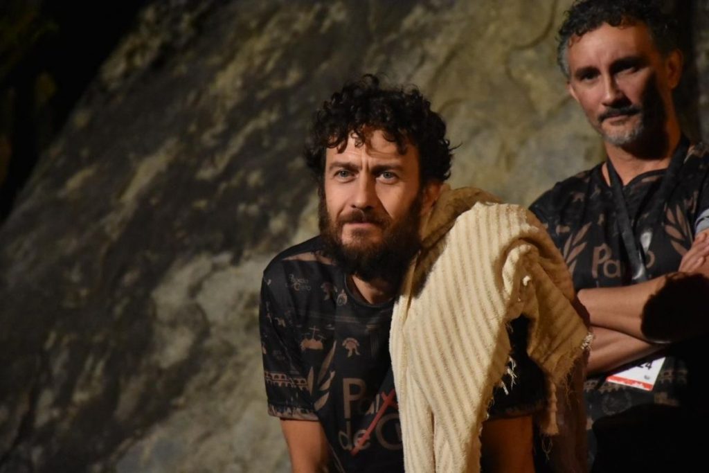 O ator não pareceu se importar com os fotógrafos no local