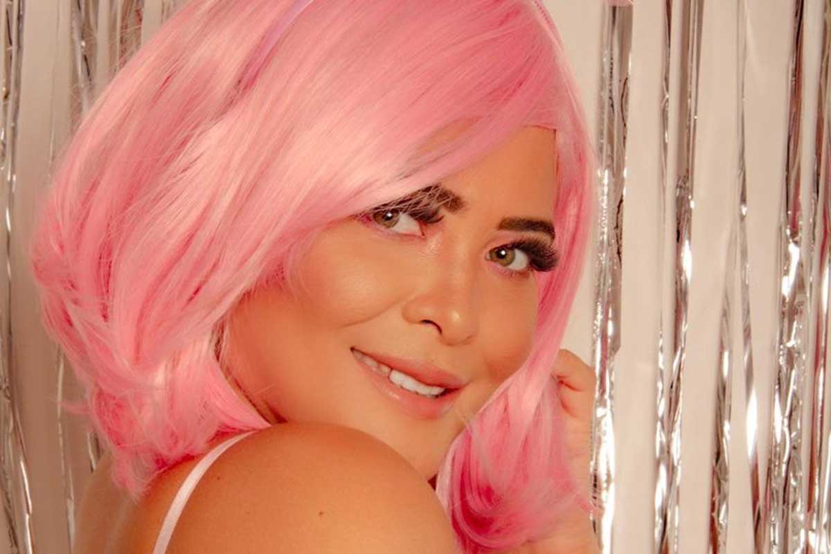 Geisy Arruda com peruca rosa curta, sensualizando