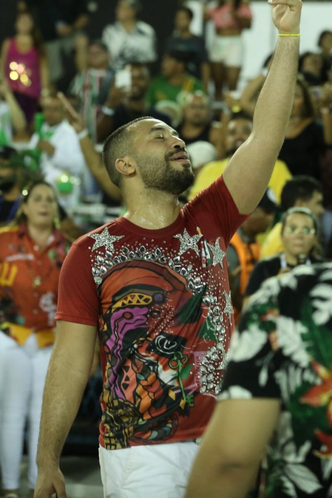 Gil do Vigor ensaia na Sapucaí de calça branca e camisa estilizada