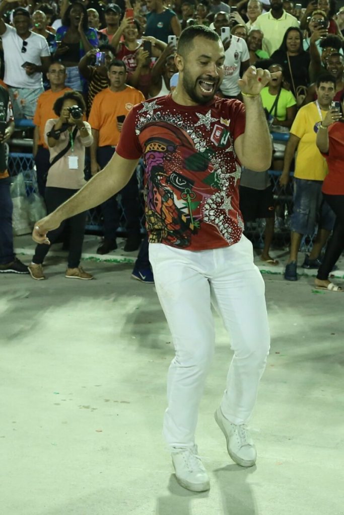 Gil do Vigor ensaia na Sapucaí de calça branca e camisa estilizada