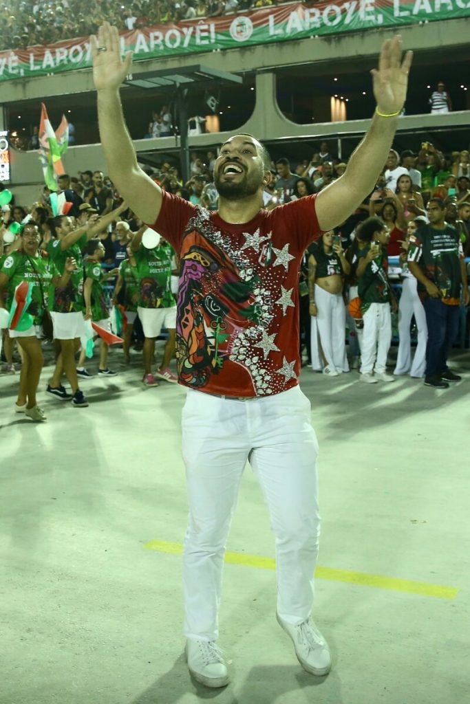 Gil do Vigor ensaia na Sapucaí de calça branca e camisa estilizada