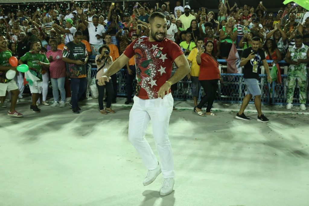 Gil do Vigor ensaia na Sapucaí de calça branca e camisa estilizada